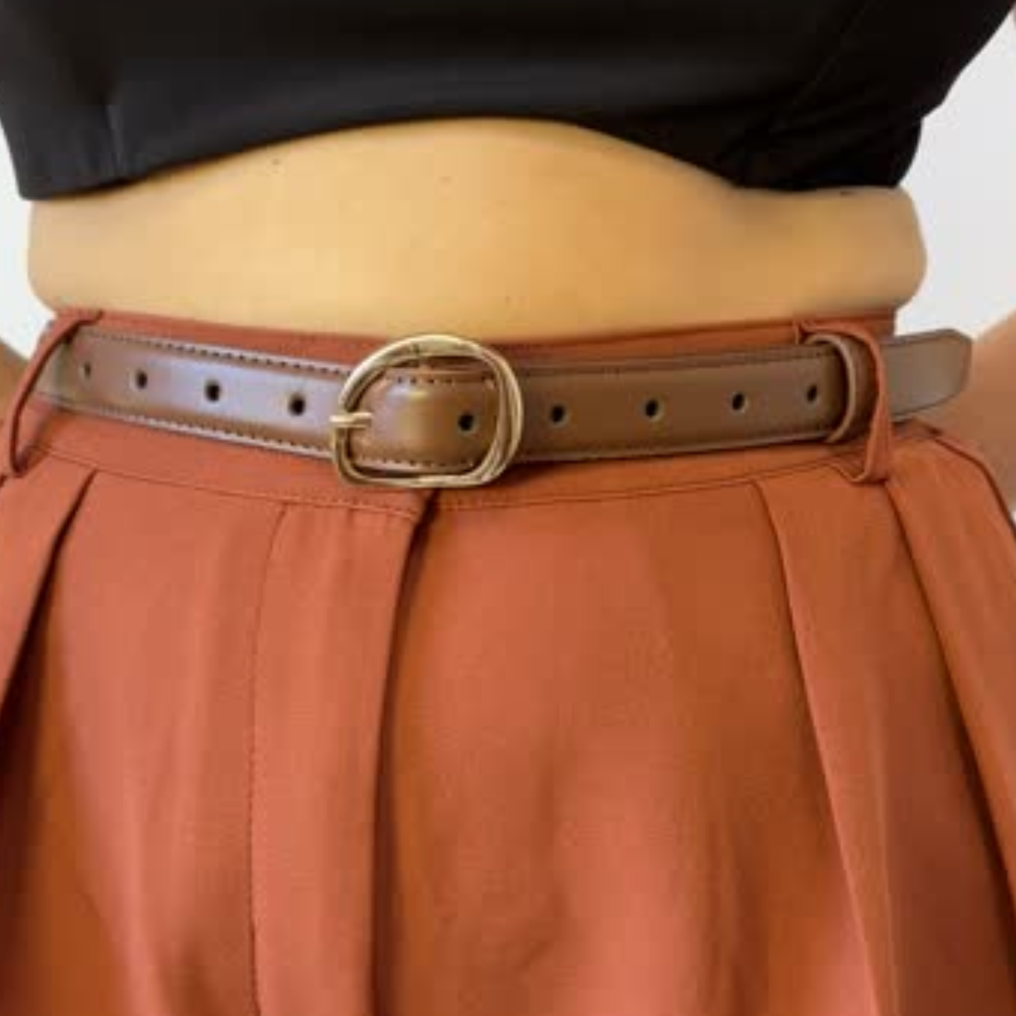 חגורה דקה עם אבזם זהב