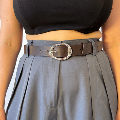 חגורה חומה עבה עם אבזם כסוף גדול