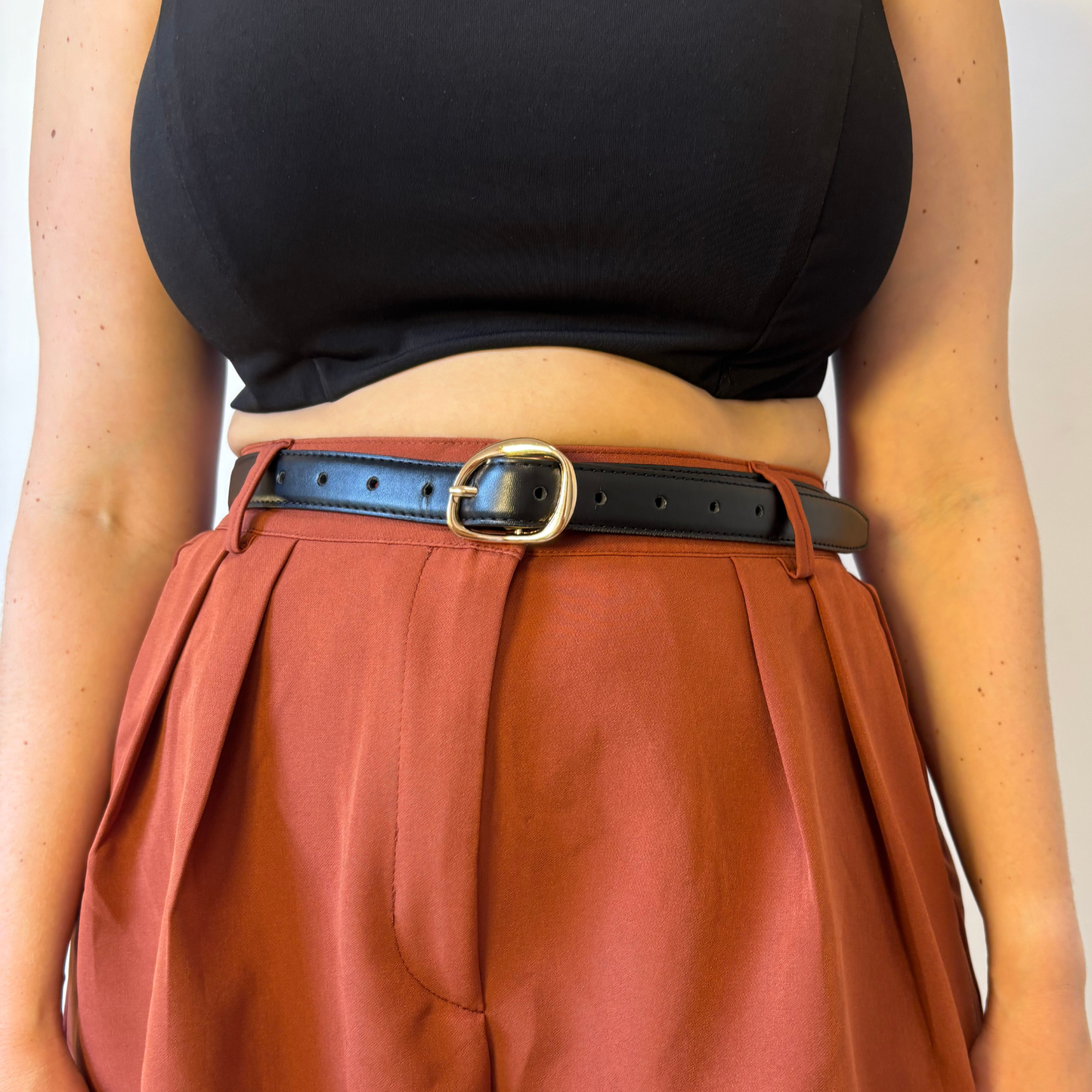 חגורה דקה עם אבזם זהב