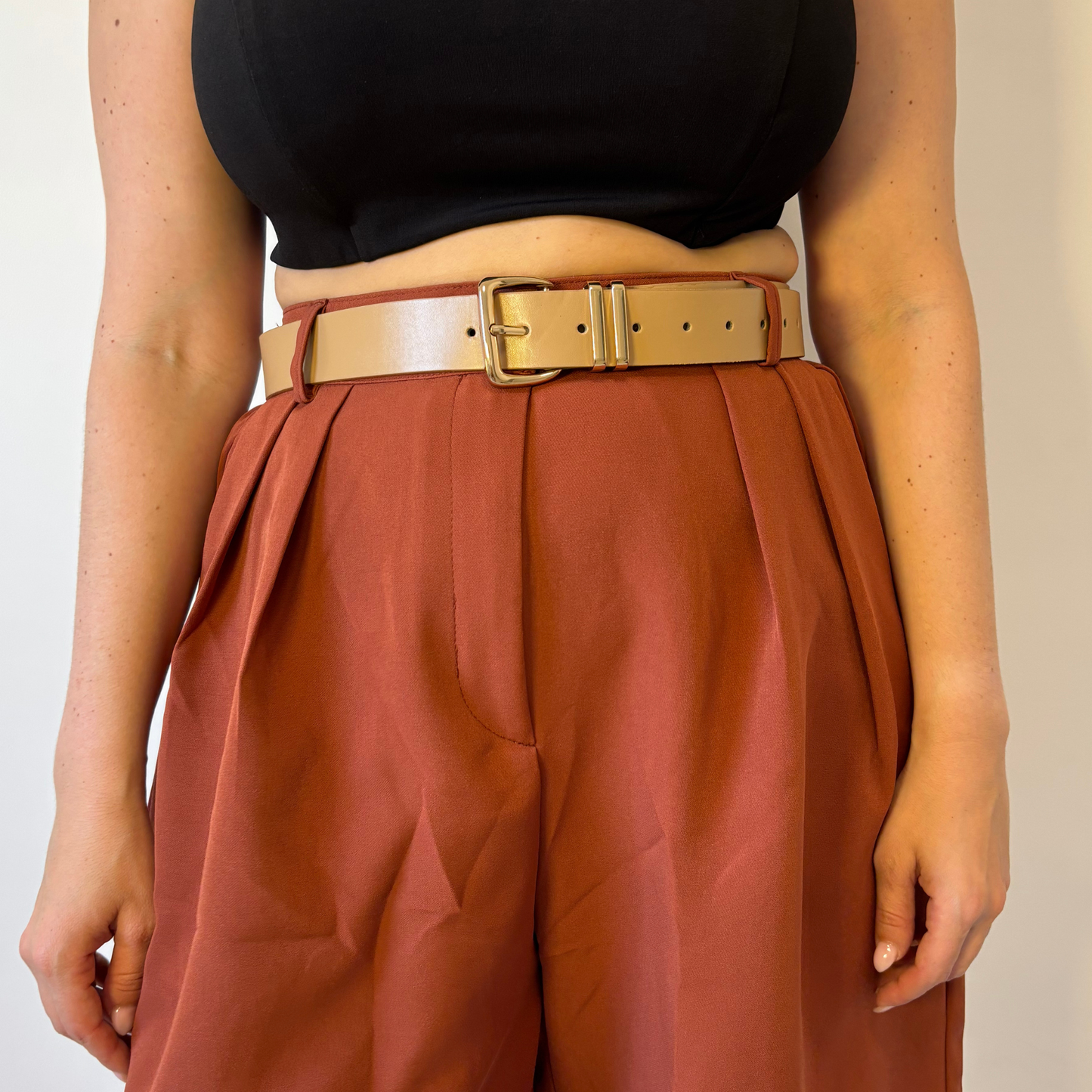 חגורה עבה עם אבזם מרובע