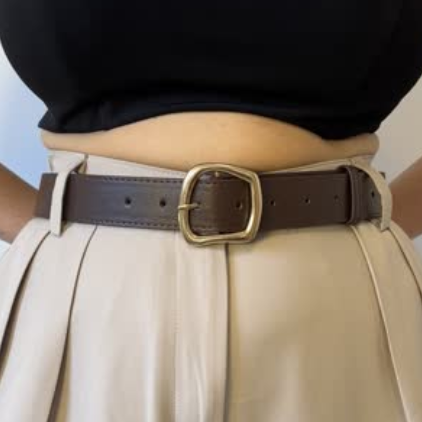 חגורה עבה עם אבזם זהב גדול