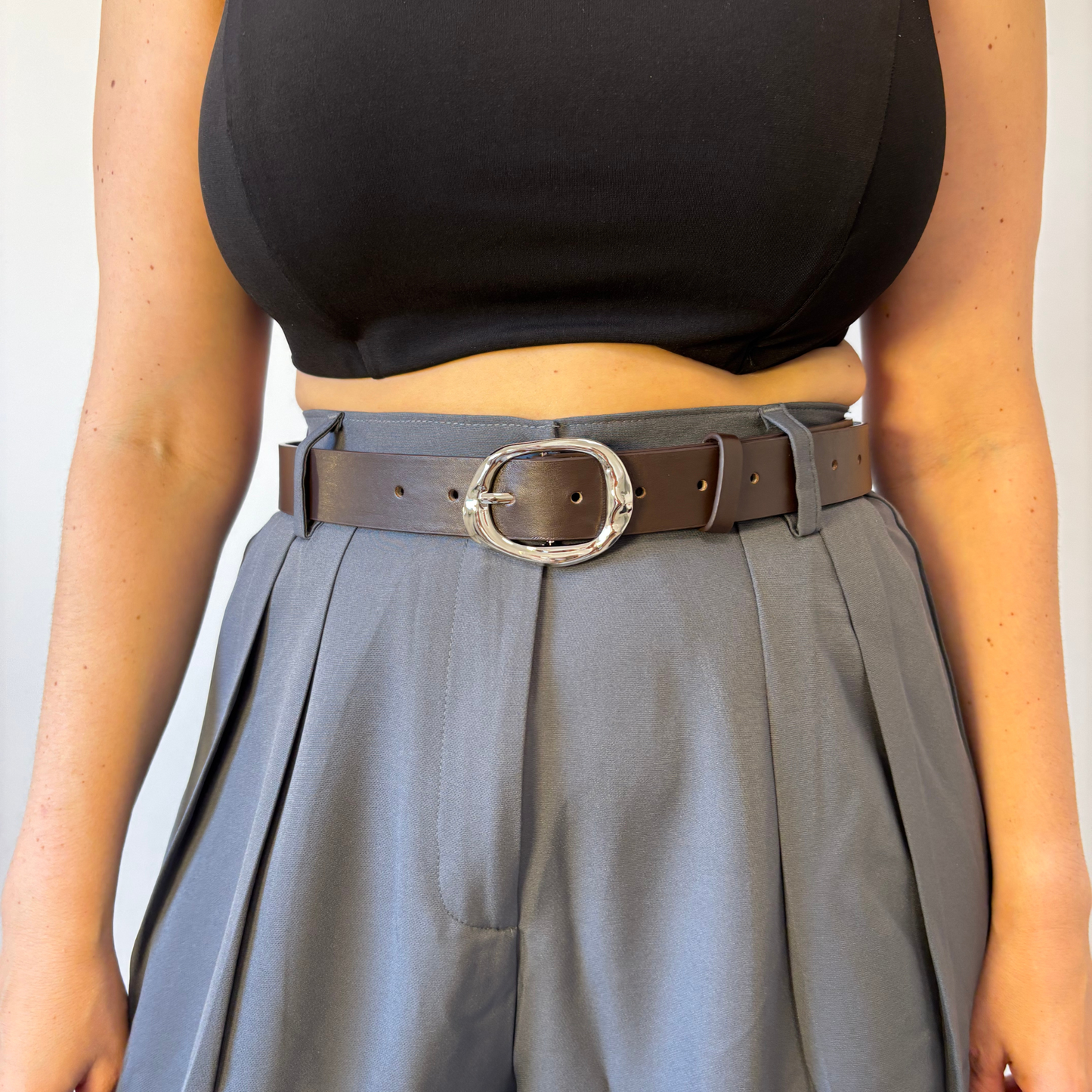 חגורה חומה עבה עם אבזם כסוף גדול