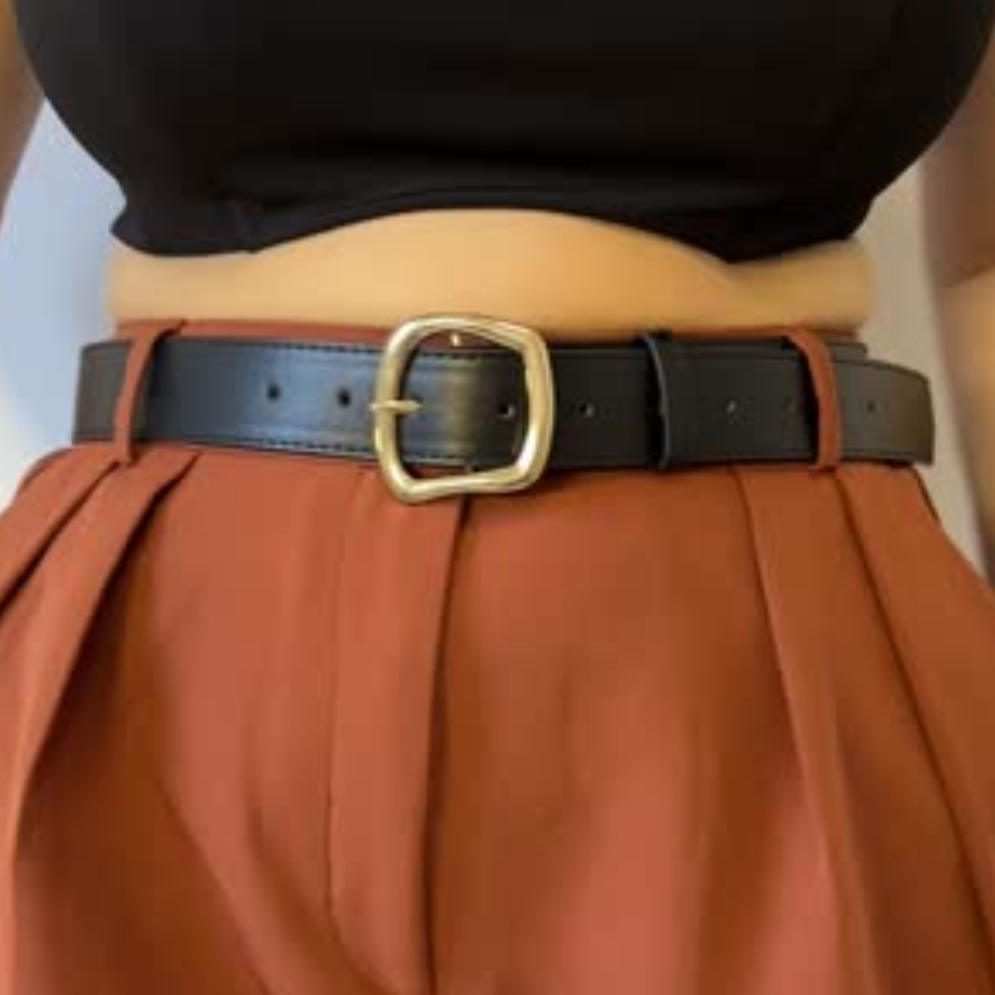 חגורה עבה עם אבזם זהב גדול