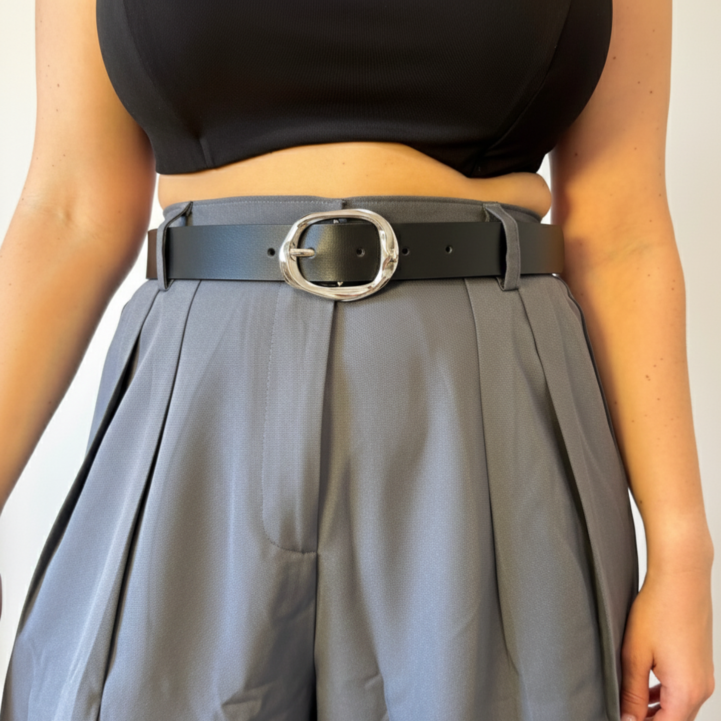 חגורה שחורה  עבה עם אבזם כסוף גדול