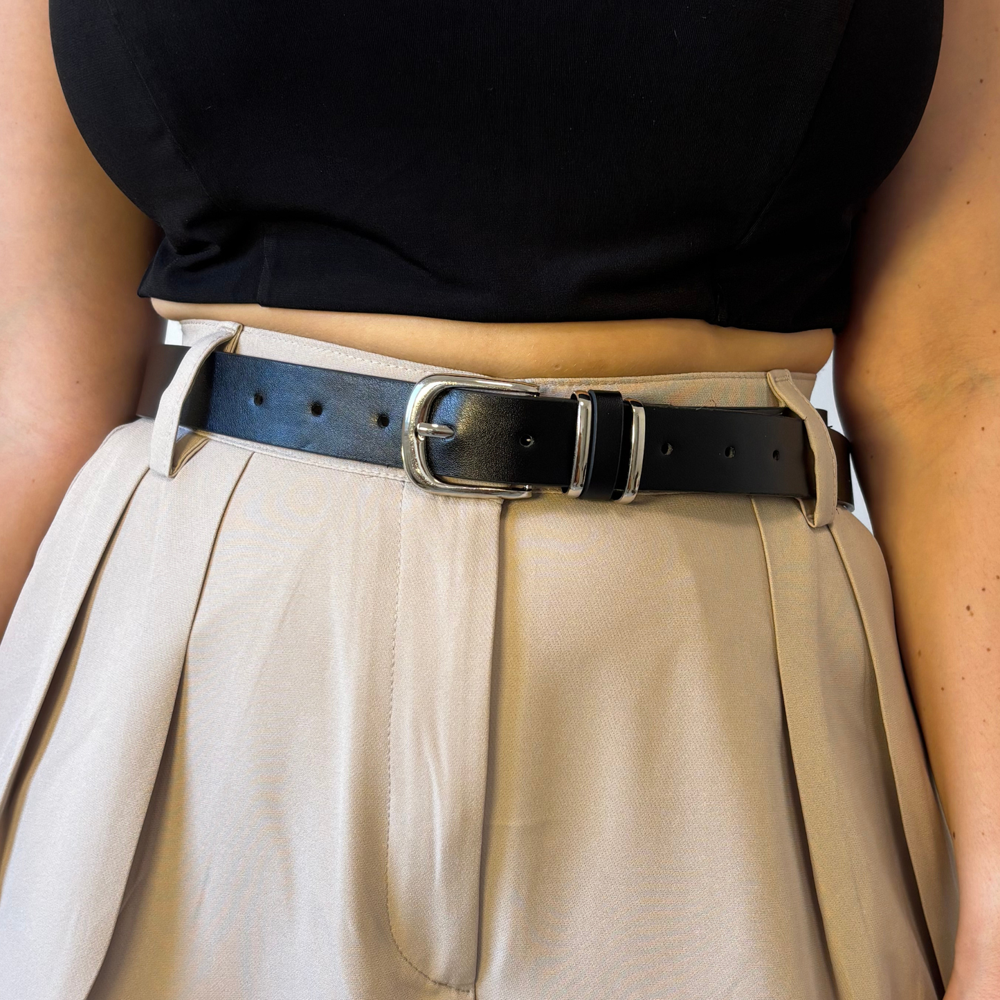 חגורה קלאסית עם אבזם כסוף