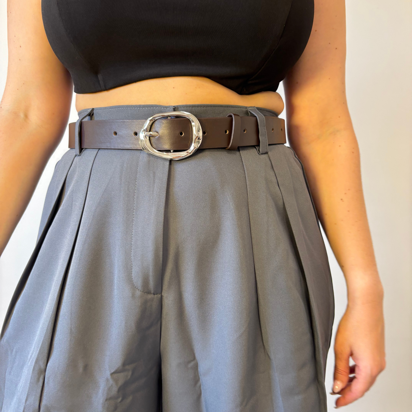 חגורה חומה עבה עם אבזם כסוף גדול