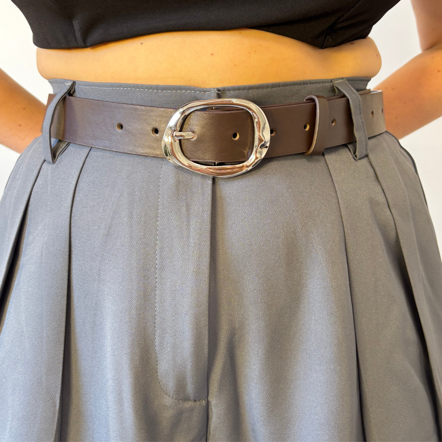 חגורה חומה עבה עם אבזם כסוף גדול