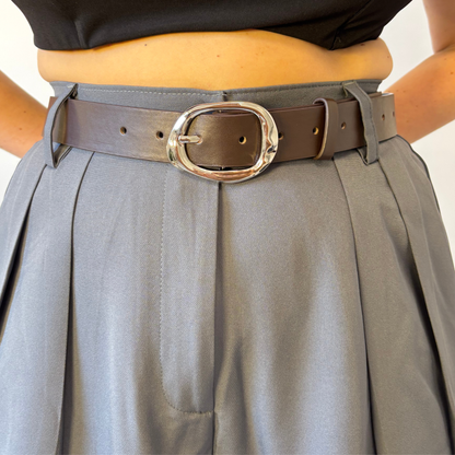 חגורה חומה עבה עם אבזם כסוף גדול